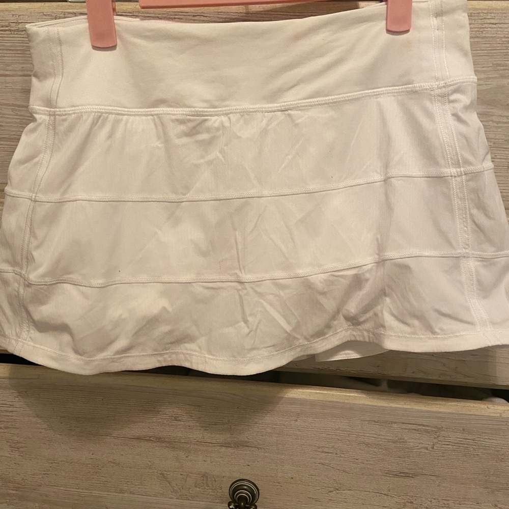 Size 6 white lulu lemon Pace skirt.